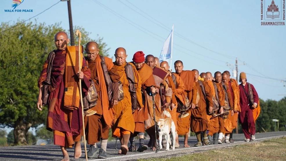 سفر صلح؛ ۱۹ راهب و یک سگ بیش از ۱۰۰ روز پیاده‌روی کردند