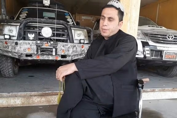 طالبان بقایای جسد یک نظامی پیشین را در ارزگان از قبر بیرون کشیدند