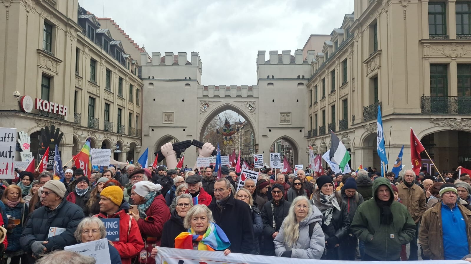 کنفرانس امنیتی مونیخ؛ هزاران معترض علیه ناتو و سیاست‌های تسلیحاتی در آلمان به خیابان آمدند