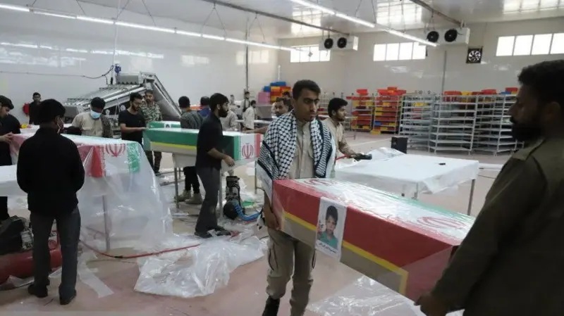 مراسم خاکسپاری ۱۶۸ دانش‌آموز کشته‌شده در میناب ایران برگزار شد