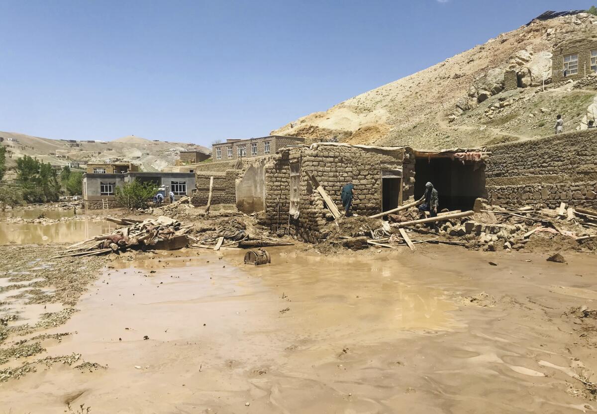 آسیب‌دیدگان هلمندی: خانه ما فرو ریخت، دو کودک و یک زن جان باختند، طالبان هیچ کمکی نکردند