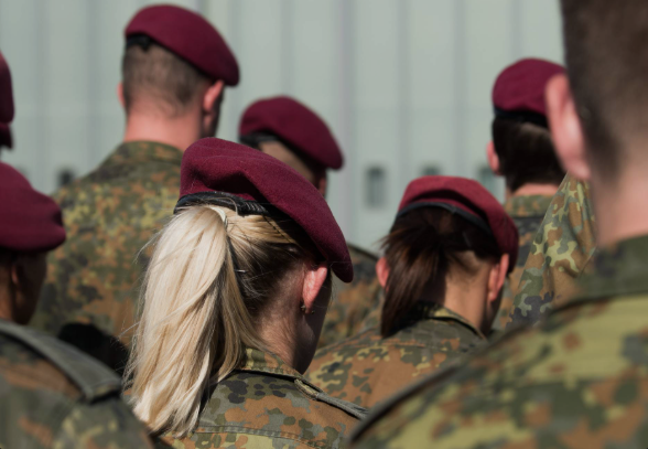 سربازان مرد در ارتش اتریش اجازه یافتند موهای شان را دم‌اسبی ببندند