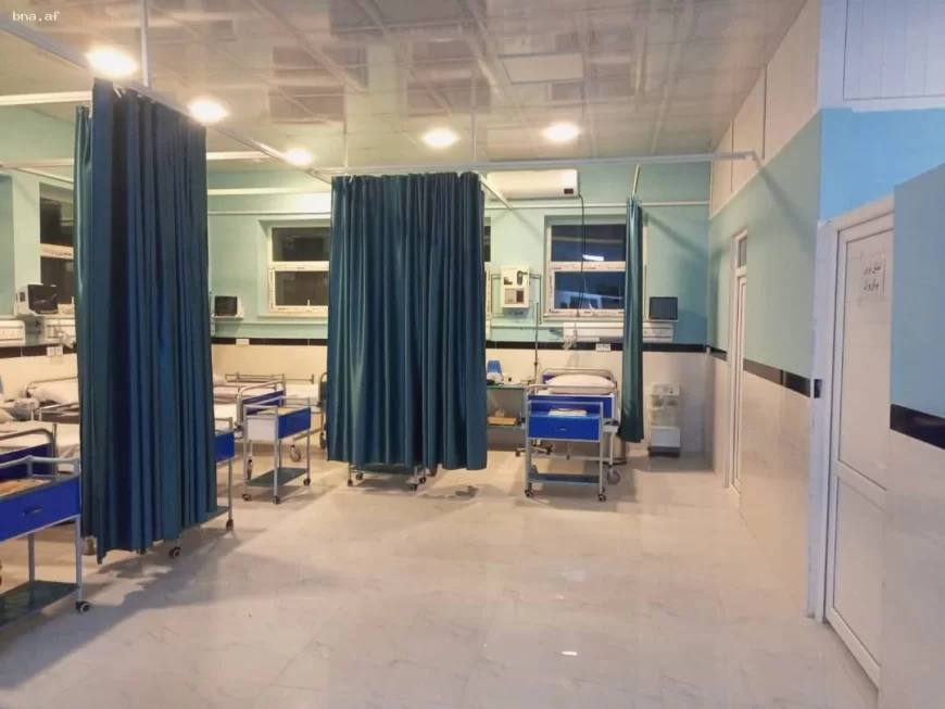 شفاخانه رخه: نظامیان طالبان اول، مردم پشت در