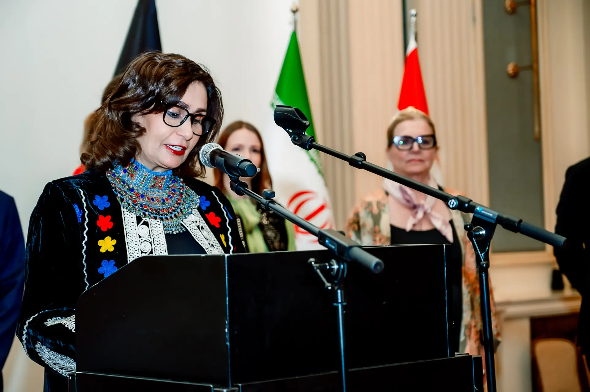 منیژه باختری