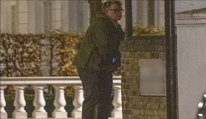 وزیر سابق بریتانیا به دلیل ادرار کردن پای دیوار خانه‌ی یک وزیر دیگر جریمه شد