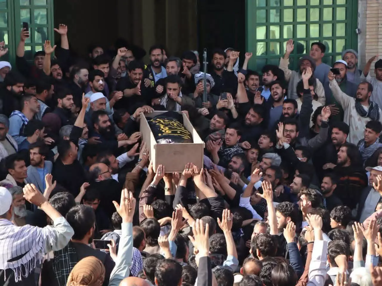 تظاهرات در جریان تشییع جنازه قربانیان تیراندازی هرات؛ عاملان شناسایی و از شیعیان حفاظت شود