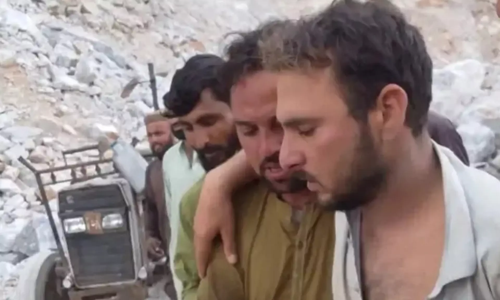 اشتباه در شناسایی جسد؛ مردی در پاکستان زنده از زیر آوار بیرون کشیده شد