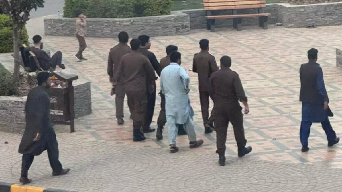 پولیس اسلام‌آباد: مهاجران افغانستان بااسناد و بی‌اسناد همگی فیصل‌تاون را ترک کنند