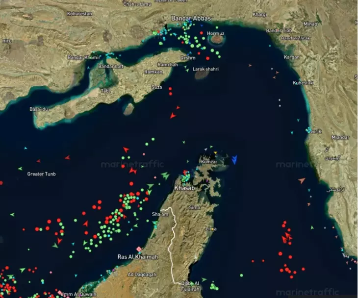 تنگه هرمز خالی از کشتی‌ است