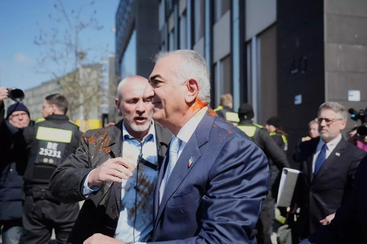 حمله به رضا پهلوی با سس بادنجان در ‌آلمان