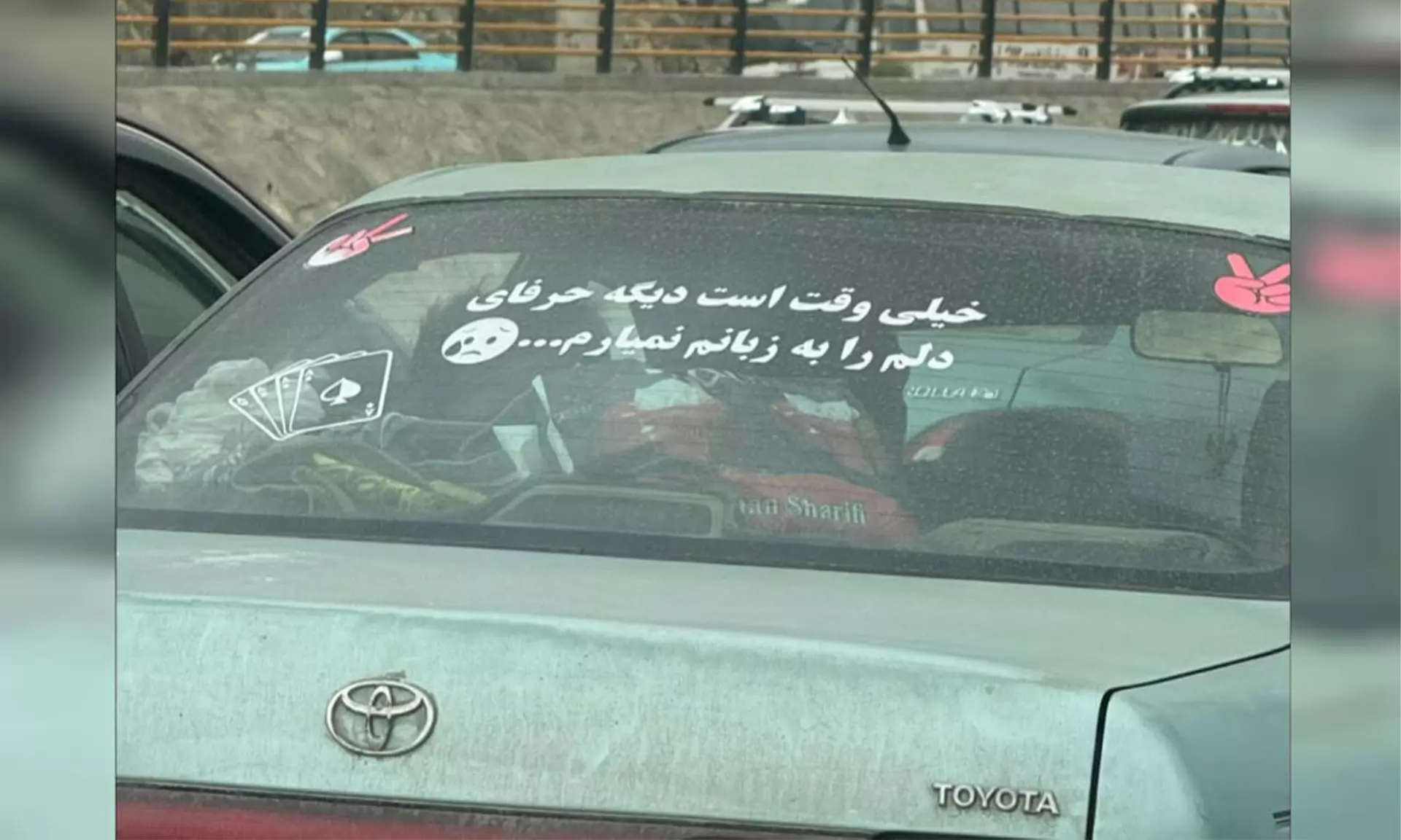 محدودیت طالبان؛ درد دل جوانان روی شیشه موترها نقش می‌بندد