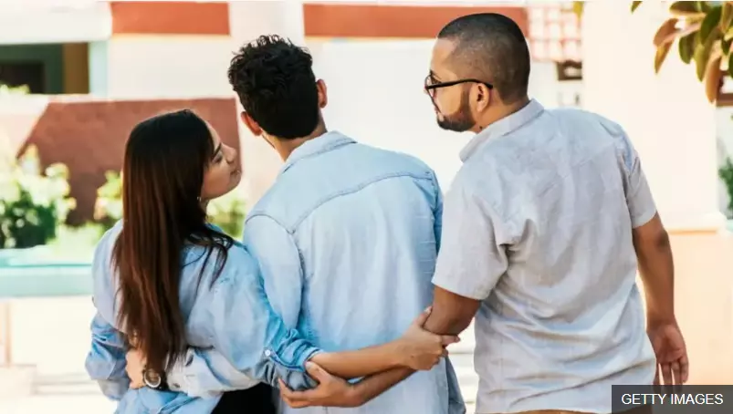 یک زن همزمان از دو مرد دوقلو باردار شد