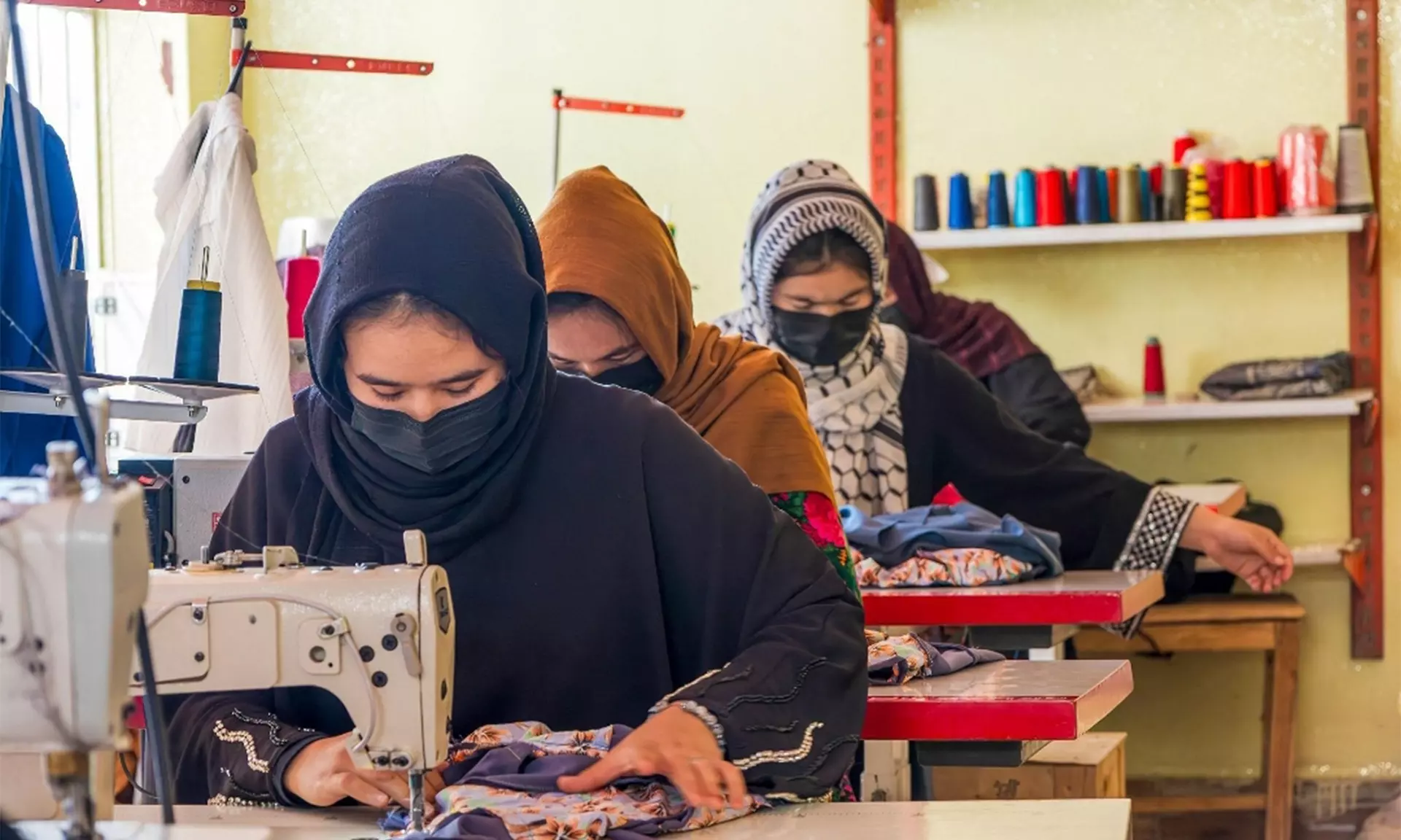 خیاطی هم ممنوع؛ طالبان زنان پنجشیر را از کار بازداشتند