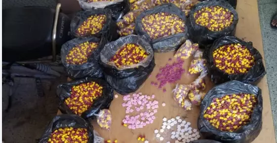 طالبان: ۲۲۵ هزار تابلیت نشئه‌آور را از نیمروز کشف کردیم