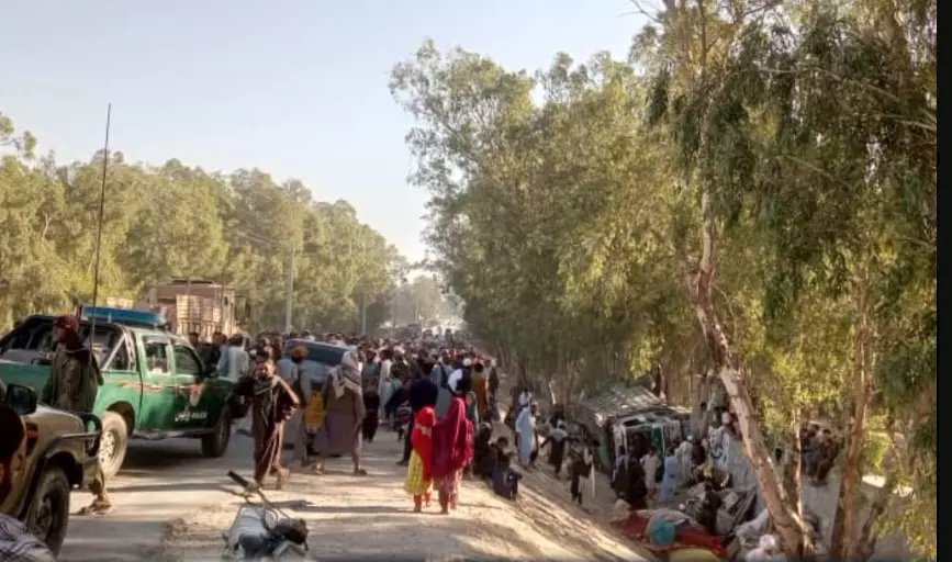در پی واژگونی یک موتر حامل بازگشت‌کنندگان در لغمان ۱۸ نفر جان باختند