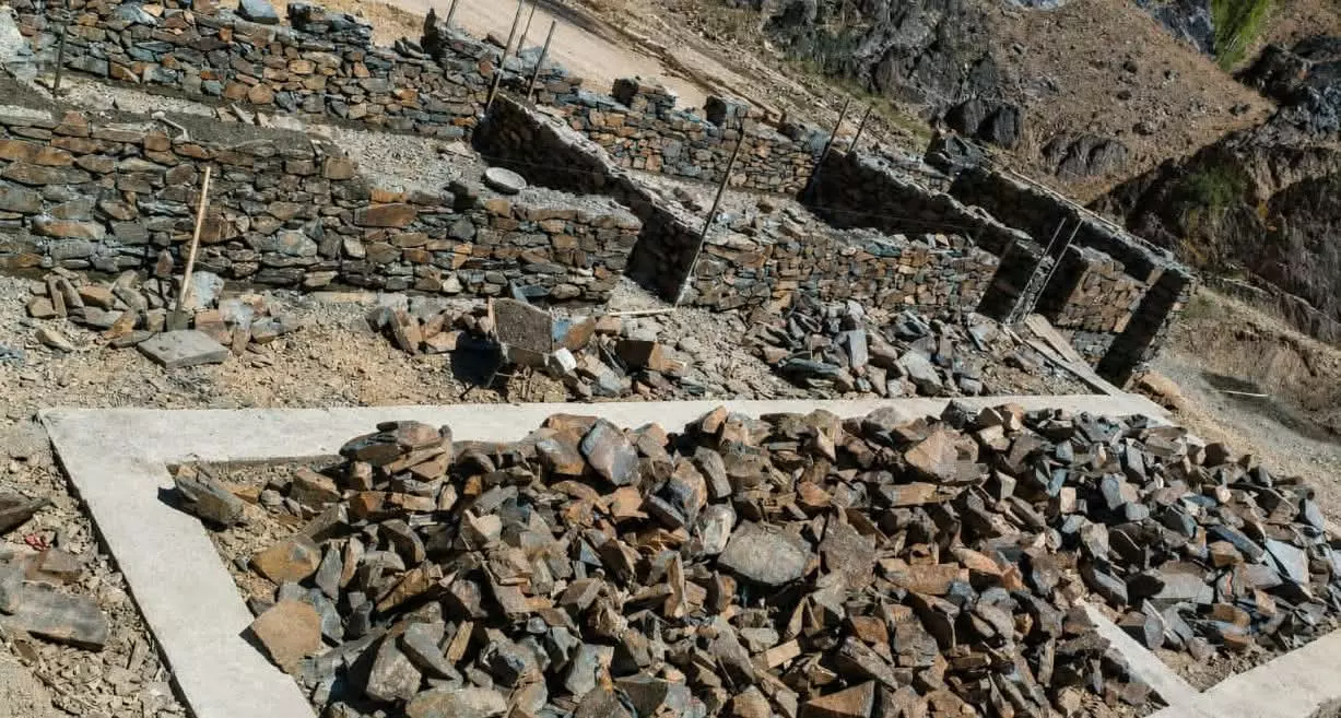 باشندگان یک روستای دایکندی با هزینه‌ی شخصی مکتب می‌سازند