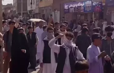 شلیک مستقیم طالبان؛ زنان و مردان جبرئیل هرات کنارهم تظاهرات کردند