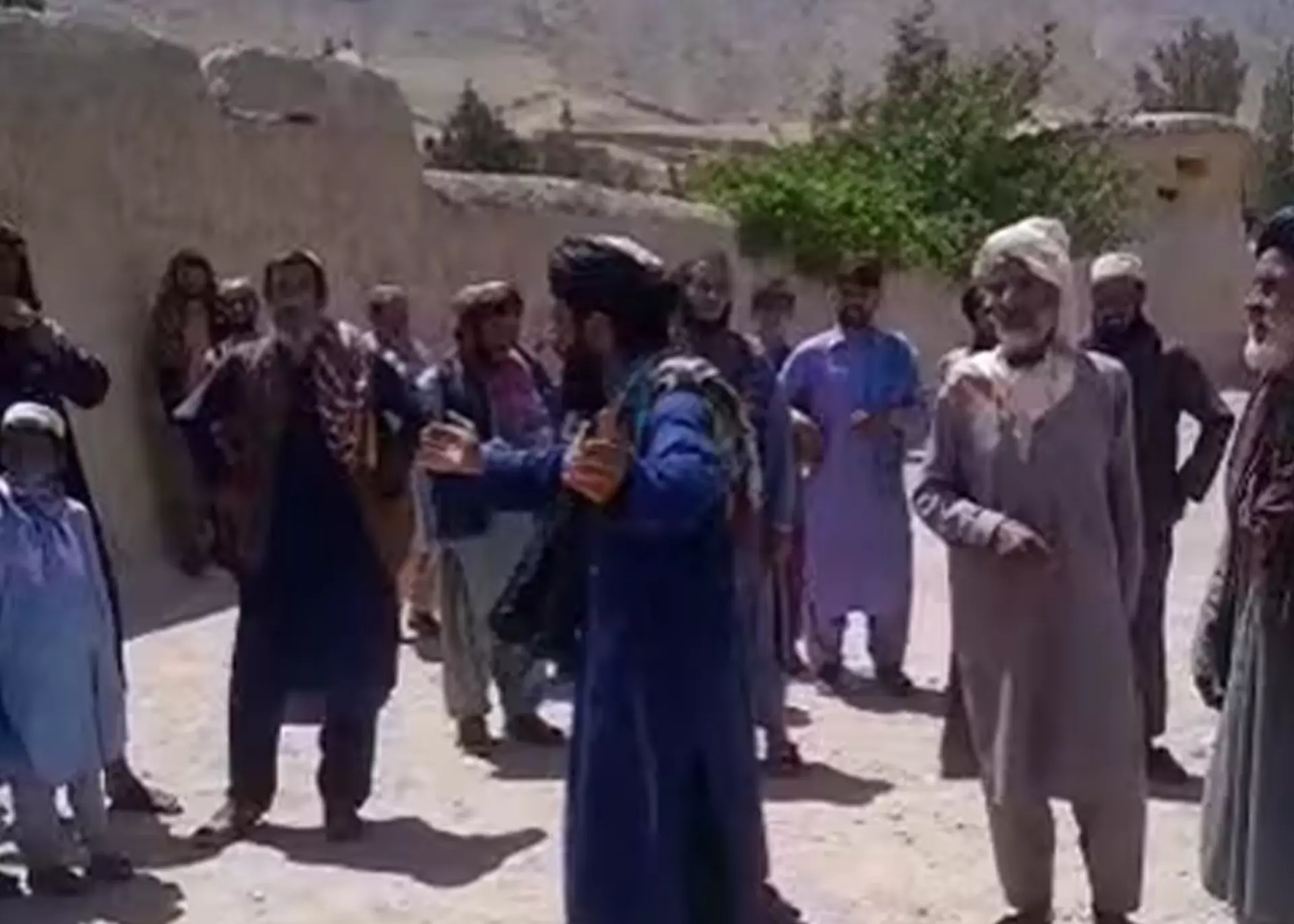 اتهام سوءاستفاده از صلاحیت؛ باشندگان فراه علیه ولسوال طالبان دست به اعتراض زدند