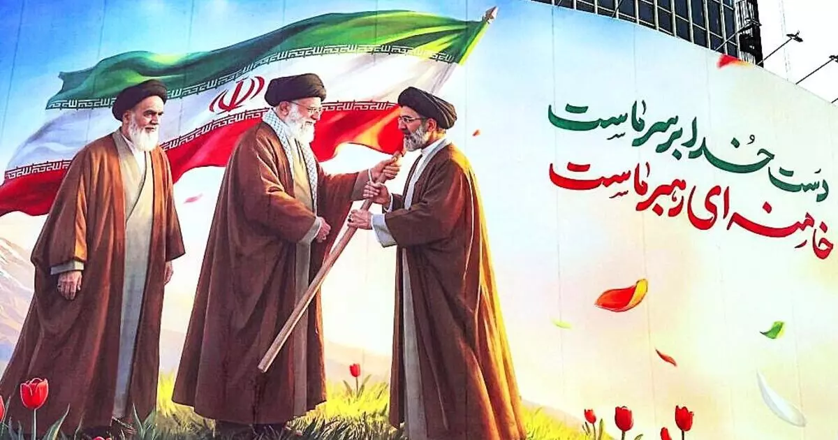 مرگ یا ترس از سایه‌اش؛ چرا مجتبا خامنه‌ای در تشییع جنازه پدرش دیده نشد؟