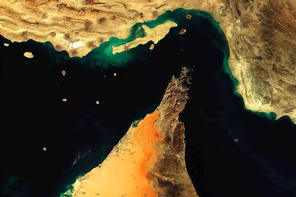 ایران: تنگه هرمز بسته است؛ امریکا: باز است