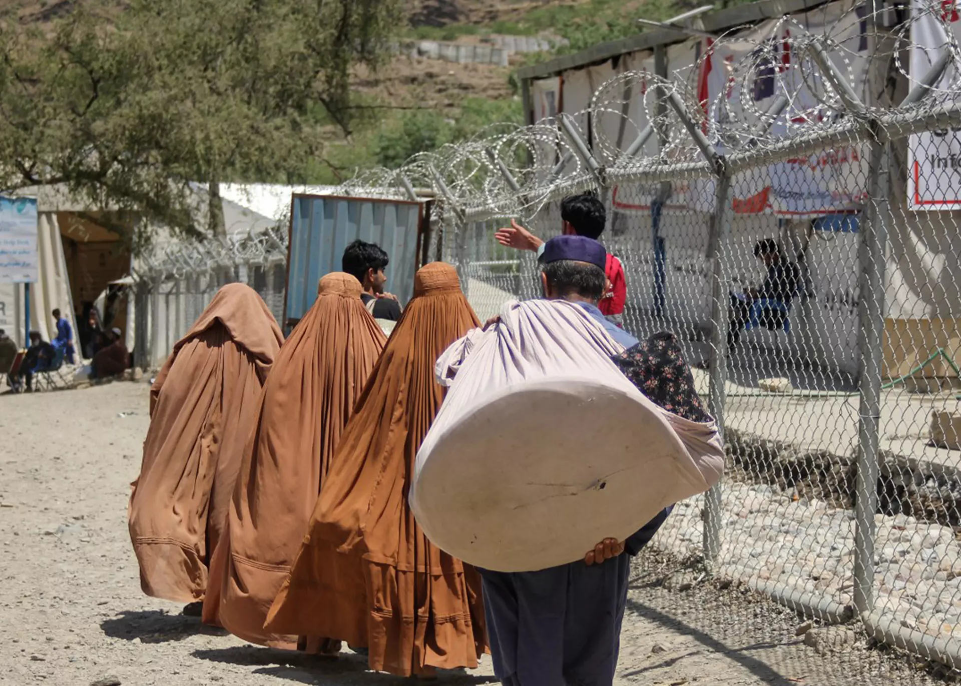 وقتی ترس، جان مادر و کودک مهاجر افغانستانی را می‌گیرد