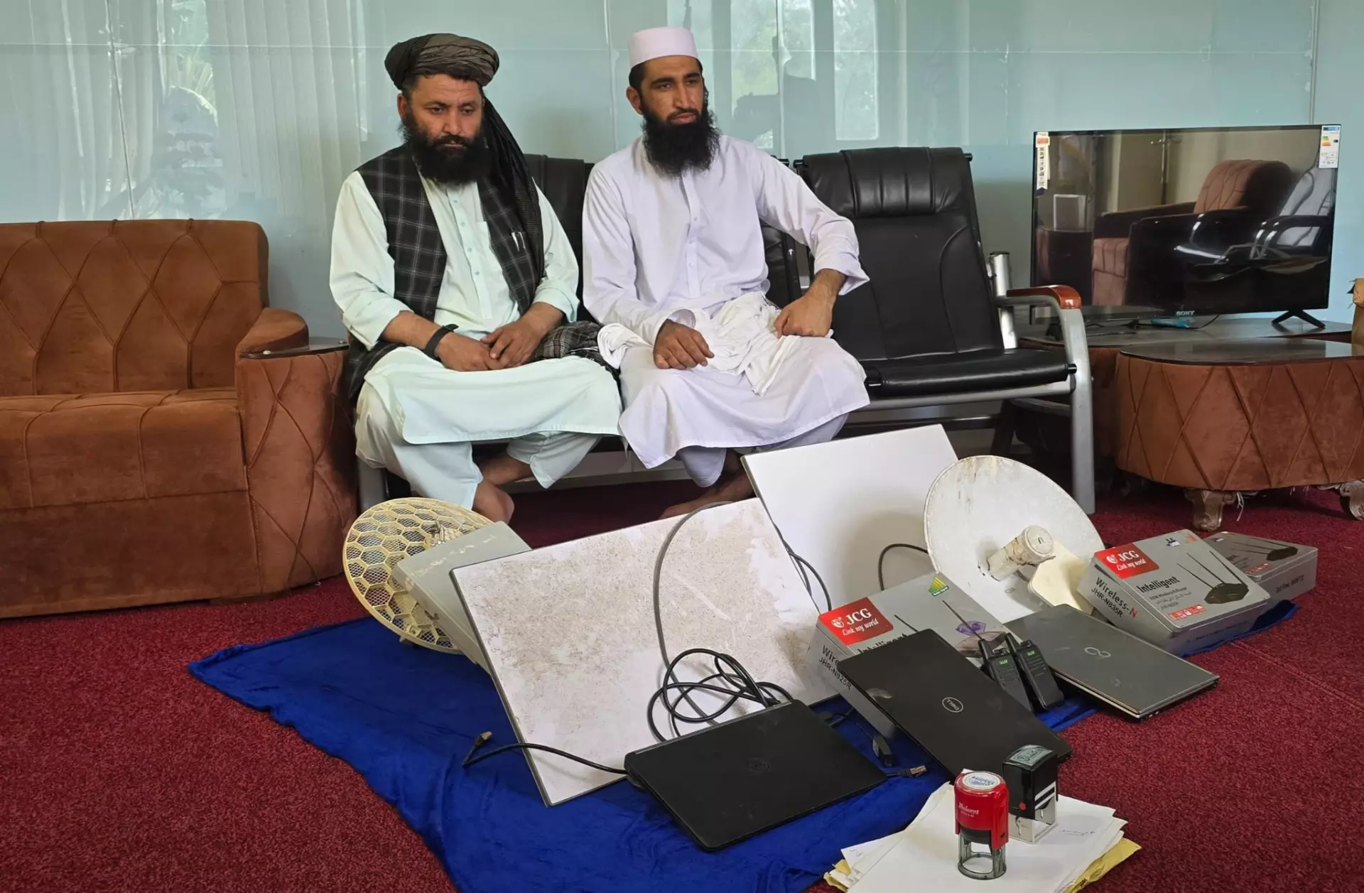 طالبان در خوست دو دستگاه انترنت استارلینک را ضبط و سه نفر را بازداشت کردند