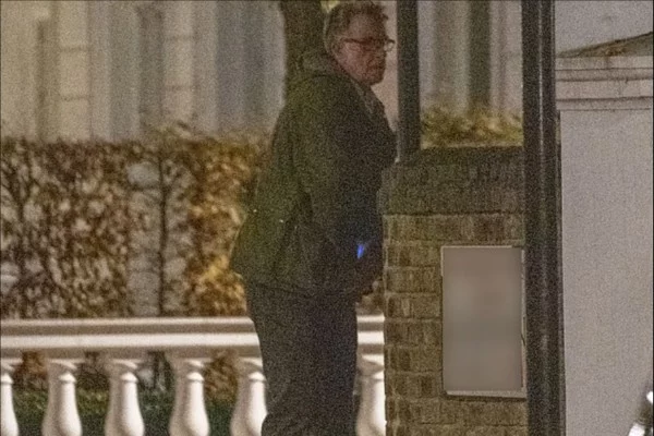 وزیر سابق بریتانیا به دلیل ادرار کردن پای دیوار خانه‌ی یک وزیر دیگر جریمه شد