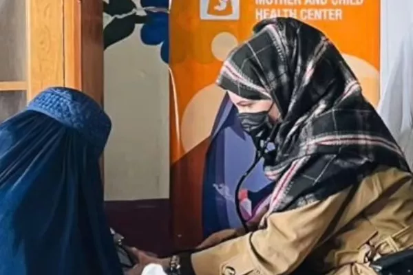 پرستار نجات‌بخش زنان کنر با کودک‌اش در حمله نیروهای پاکستانی جان باخت