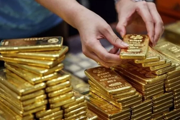 مقام استخبارات امریکا با بیش از ۳۰۰ شمش طلا از خانه‌اش بازداشت شد