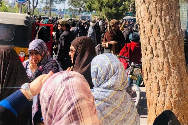 طالبان در هرات: زنی که بدون برقع بیرون شود و مو یا رویش دیده شود به زندان می‌بریم