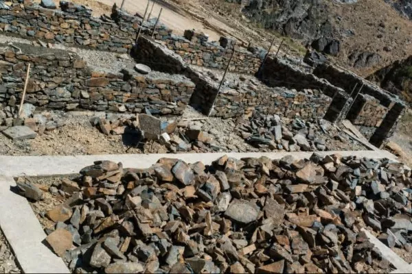 باشندگان یک روستای دایکندی با هزینه‌ی شخصی مکتب می‌سازند