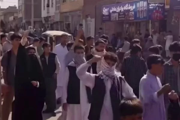 شلیک مستقیم طالبان؛ زنان و مردان جبرئیل هرات کنارهم تظاهرات کردند