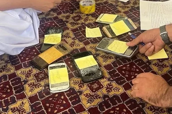 طالبان در خوست جمع‌آوری تلفن‌های هوشمند کارمندان دولتی را آغاز کردند
