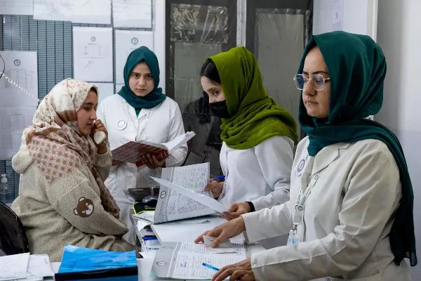 طالبان محرم را شرط کار زنان در مراکز صحی کردند