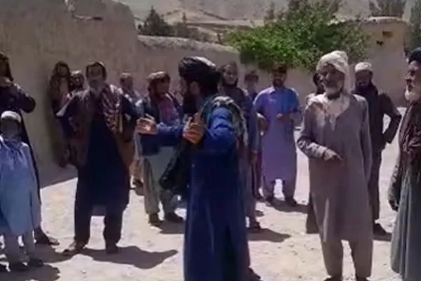 اتهام سوءاستفاده از صلاحیت؛ باشندگان فراه علیه ولسوال طالبان دست به اعتراض زدند
