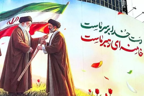 مرگ یا ترس از سایه‌اش؛ چرا مجتبا خامنه‌ای در تشییع جنازه پدرش دیده نشد؟