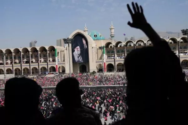 فریب، توهین و تحقیر؛ کسانی که از افغانستان برای تشییع خامنه‌ای می‌روند چه می‌کشند؟