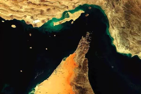 ایران: تنگه هرمز بسته است؛ امریکا: باز است
