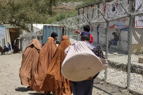 وقتی ترس، جان مادر و کودک مهاجر افغانستانی را می‌گیرد