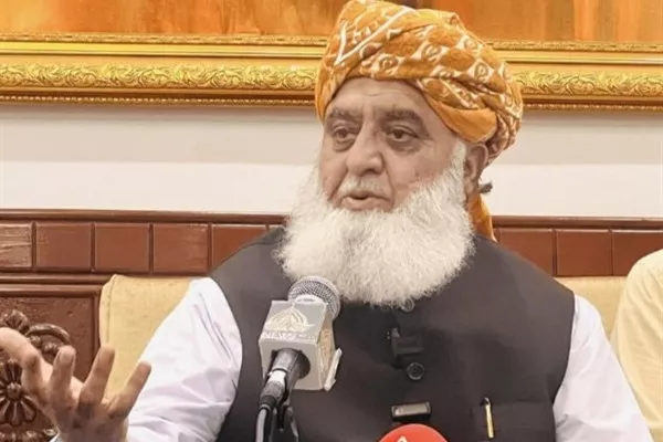 در اوج تنش با پاکستان؛ طالبان مولانا فضل‌الرحمان را به مراسم پنجمین سالگرد بازگشت به قدرت دعوت کردند