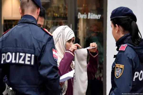 قانون ممنوعیت برقع و روسری در مکاتب اتریش اجرایی شد