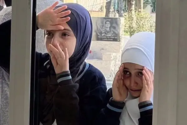 «حجاب را بردار و وارد صنف شو»؛ ممنوعیت حجاب در مکاتب آذربایجان اجرا شد
