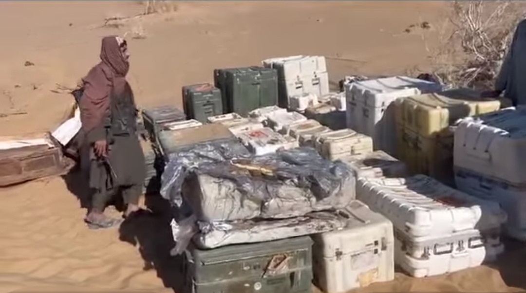 طالبان در هلمند می‌گویند که قطعات یک بالگرد نظامی امریکایی را از زیر خاک پیدا کرده‌اند