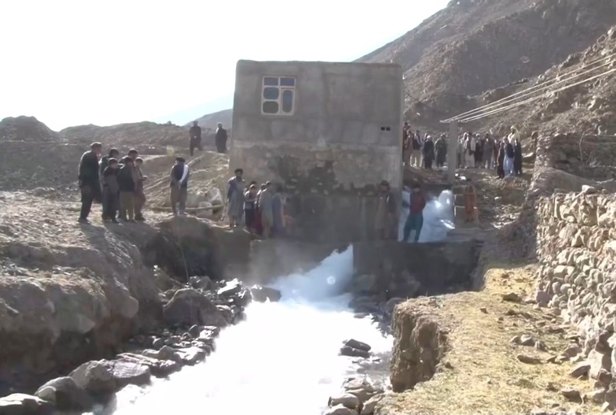 باشنده‌گان روستای «کرستده» در بدخشان از پول شخصی‌شان بند برق ساخته‌اند