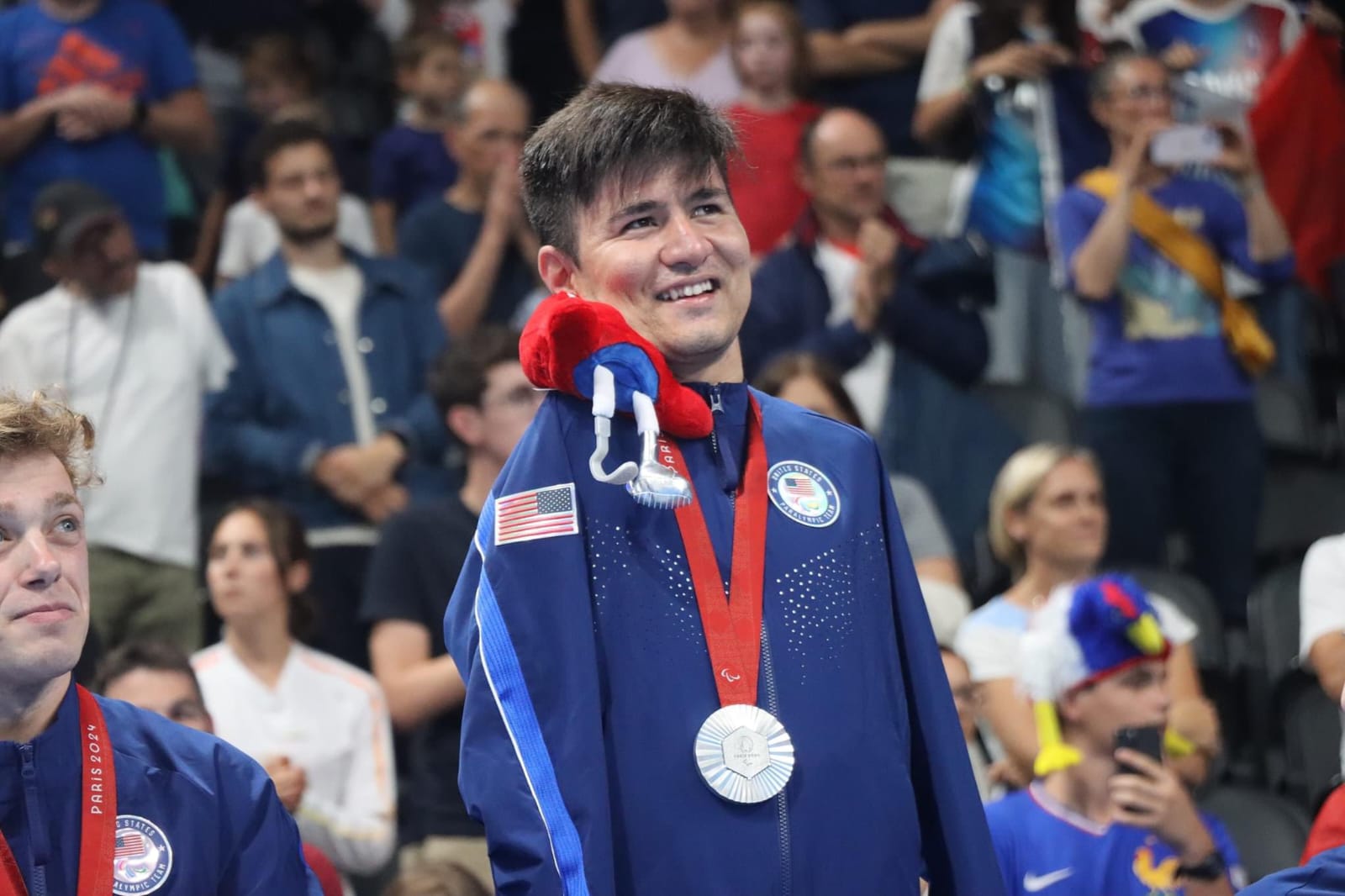 عباس کریمی، شناگر افغانستانی در پارالمپیک پاریس برای امریکا مدال نقره گرفت