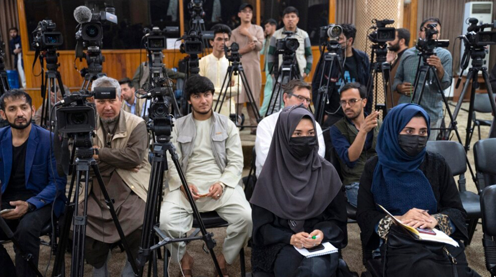 سازمان حمایت از خبرنگاران افغانستان می‌گوید که طالبان از ابتدای سقوط جمهوریت، محدودیت‌های شدیدی بر کار رسانه‌ها اعمال کرده‌اند.