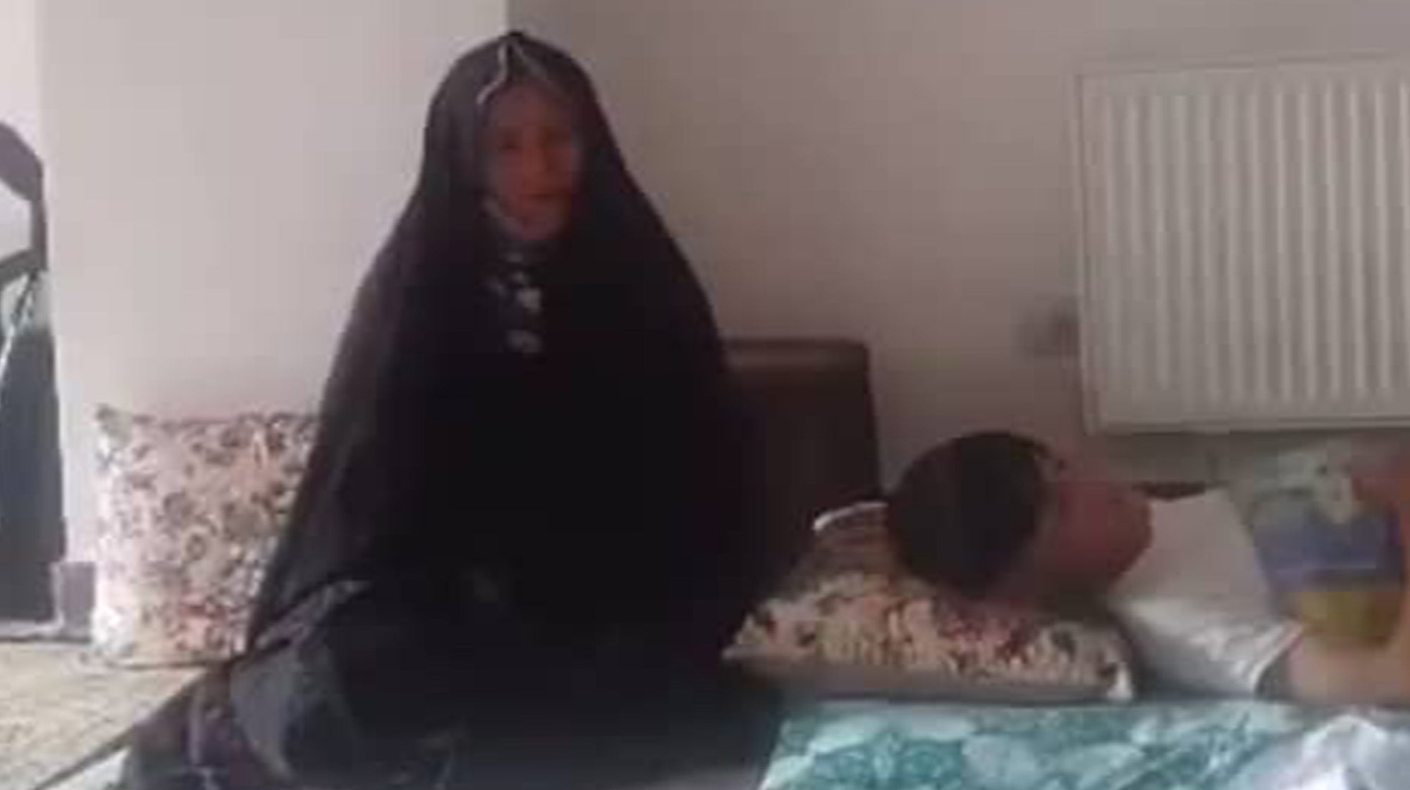 نیروهای انتظامی پسرم را پیش چشمانم بی‌رحمانه بازداشت کرد و کسی صدایم را نشنید