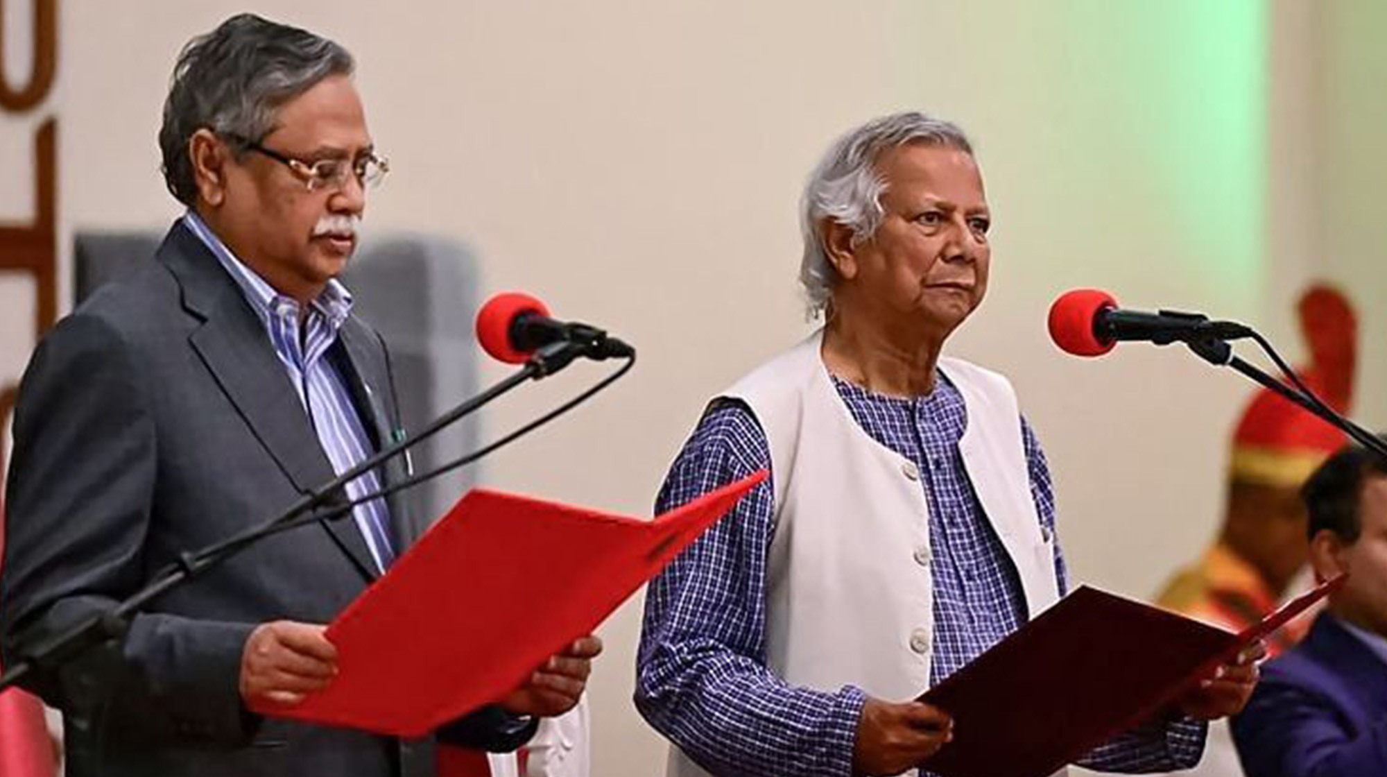 محمد یونس برنده جایزه صلح نوبل، به صورت رسمی مسوولیت رهبری بنگلادش را به عهده گرفت.