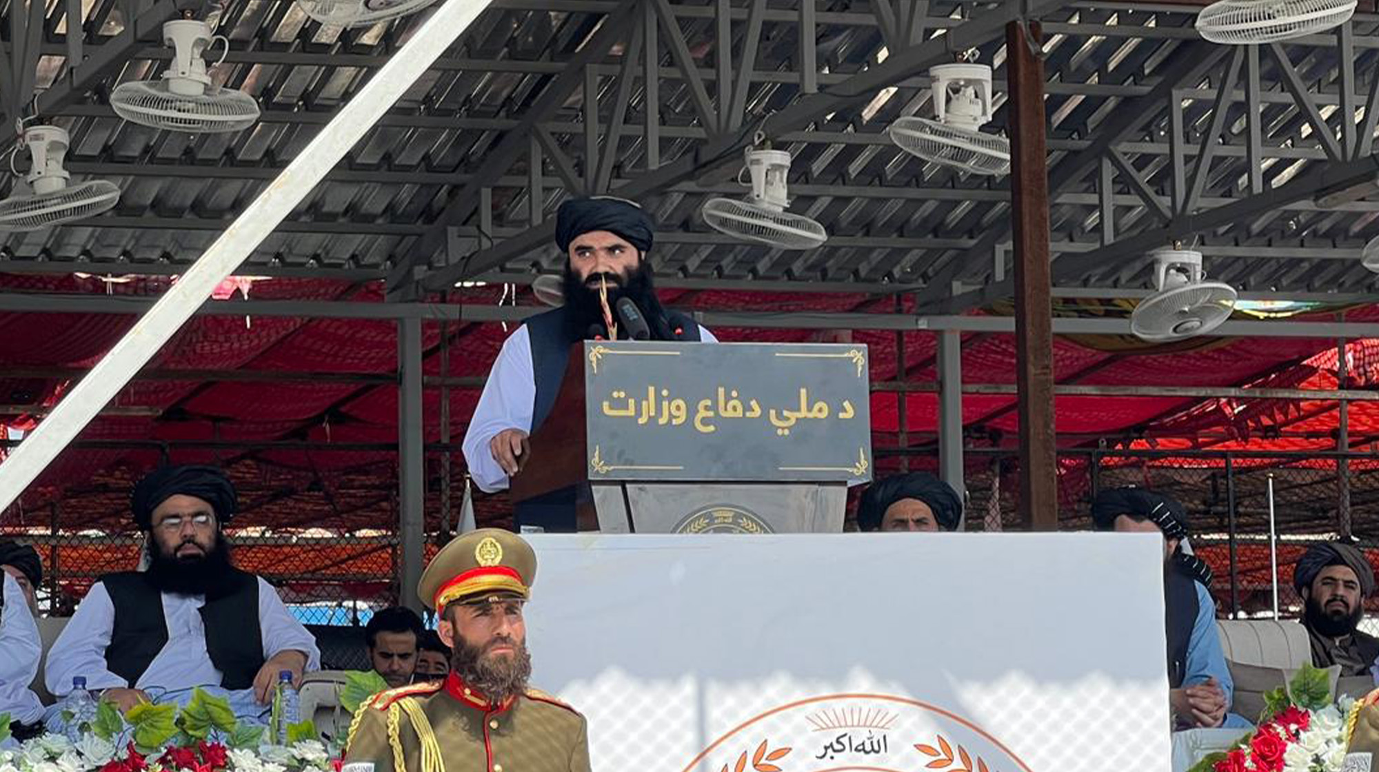 سراج‌الدین حقانی، وزیر امور داخله گروه طالبان، از جامعه جهانی خواست تا با این گروه تعامل کند.