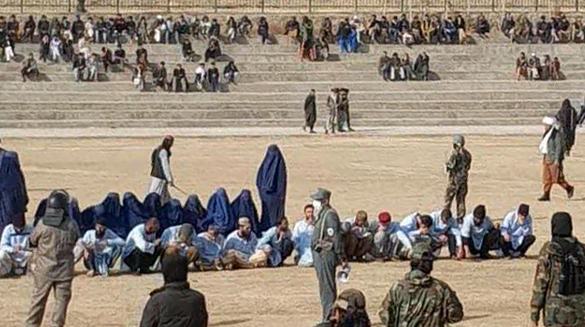 دادگاه عالی گروه طالبان می‌گوید یک زن را در ولایت قندهار به جرم فرار از منزل در محضر عمومی شلاق زده است